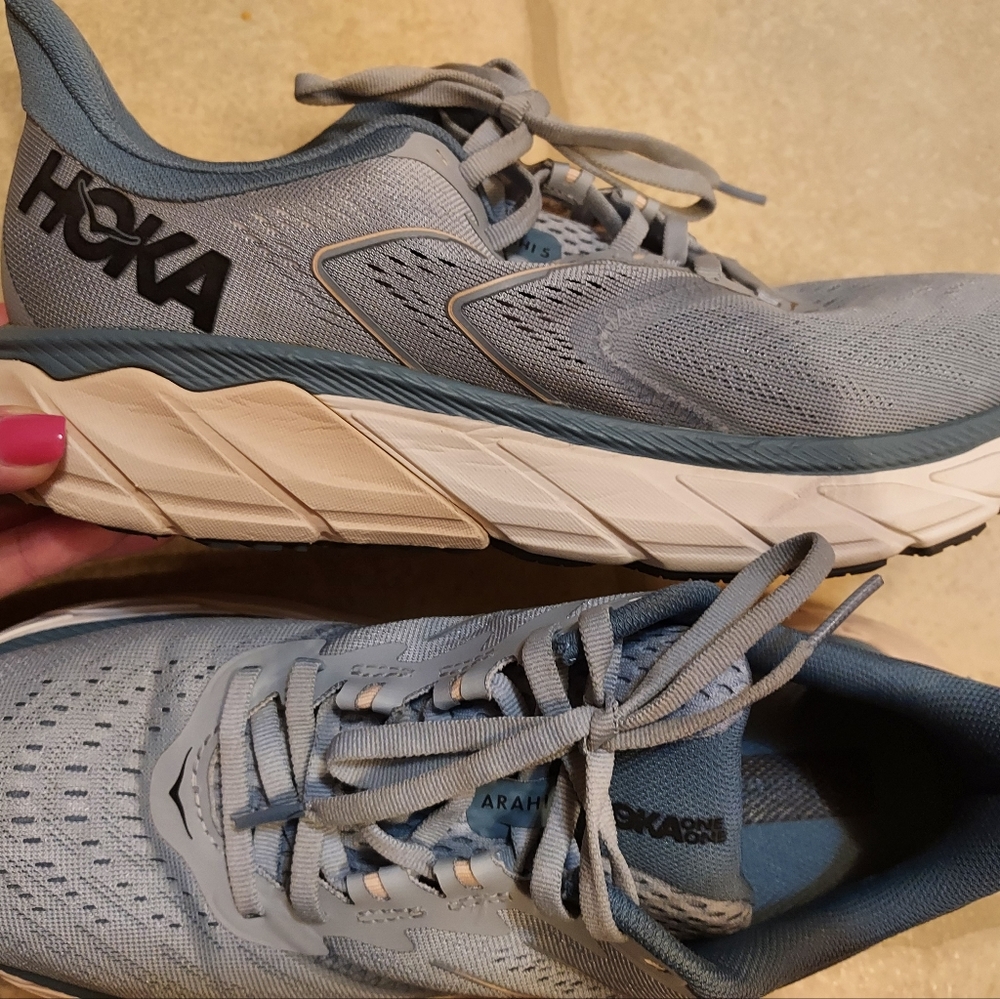 Womans Hoka Arahi size 9